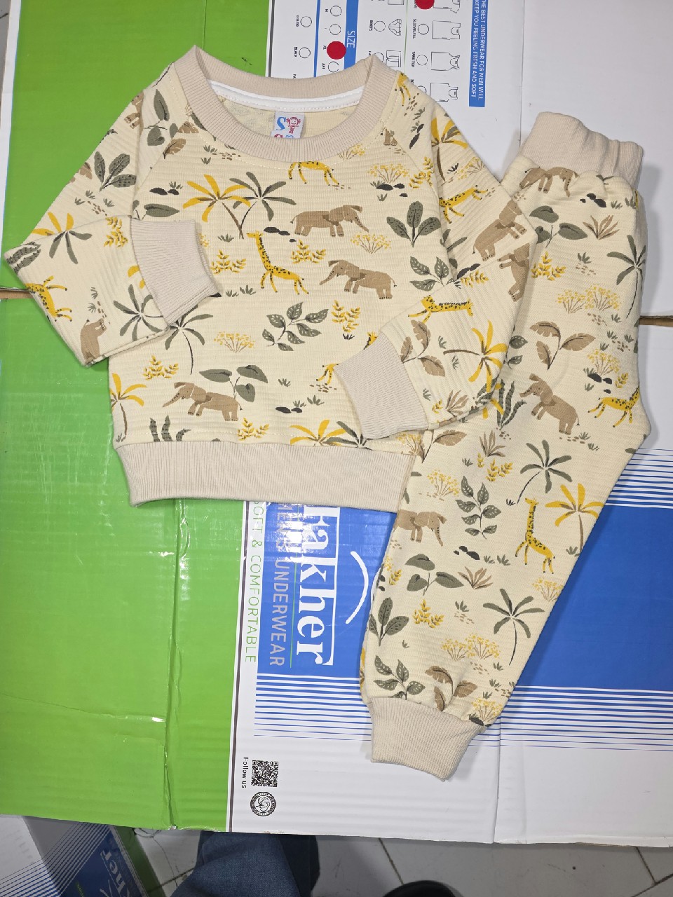 ست دخترانه بلوز شلوار طرحدار کرم AD3207 سایز50